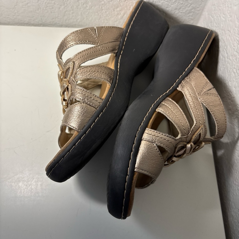 Clarks Sandals Womens 8 Gold Leather Delana Venna Strappy Slide Low Wedge - Picture 4 of 7